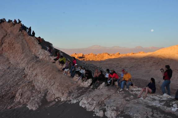 Assistindo o pôr-do-sol no Valle de la Luna, em San Pedro de Atacama - Chile. A lua cheia, atrás, é testemunha!